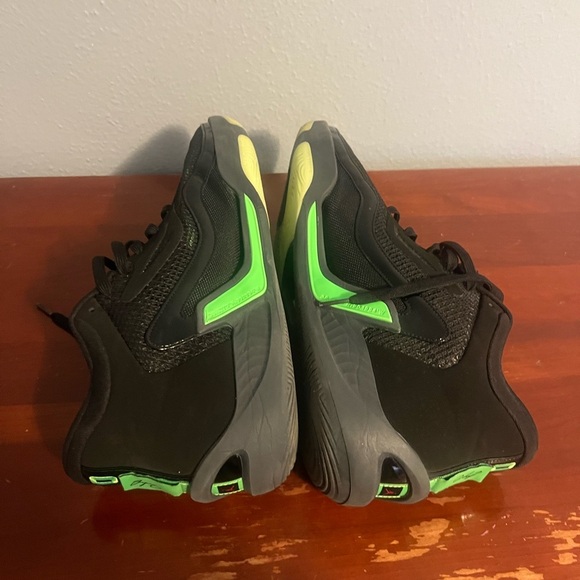 Nike Men's Black and Green Jordan Jayson Tatum